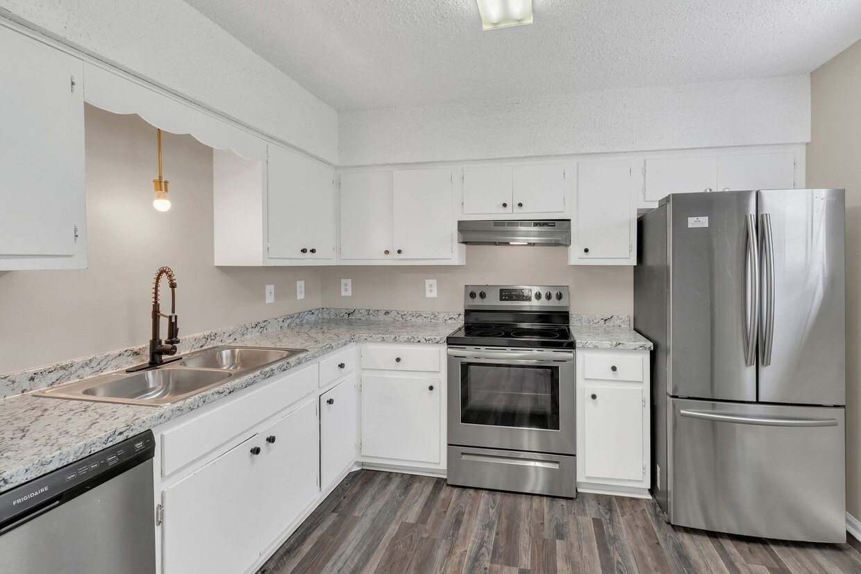 Primary Photo - AVAILABLE NOW. 2 BD 1 1/2 BATH. CLOSE TO E...