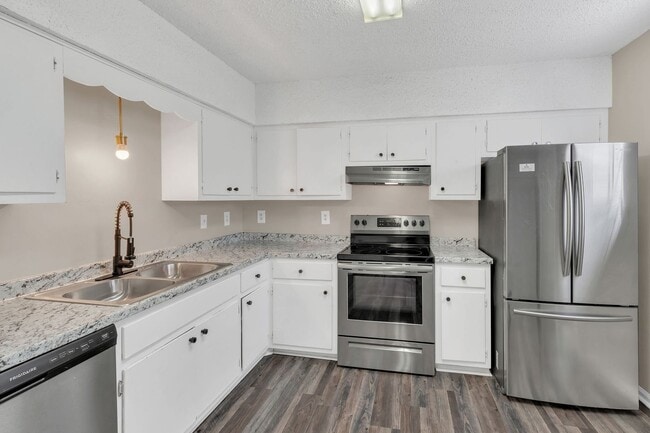 AVAILABLE NOW. 2 BD 1 1/2 BATH. CLOSE TO E... - AVAILABLE NOW. 2 BD 1 1/2 BATH. CLOSE TO E... House