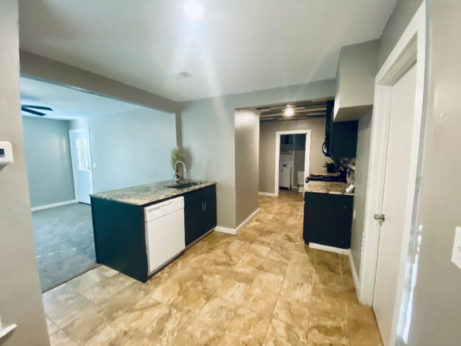 Building Photo - 815 Fairway Dr
