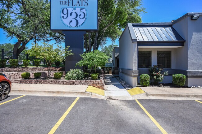 Foto del edificio - Move-in ASAP: remodeled 1 bed / 1 bath with luxury amenities