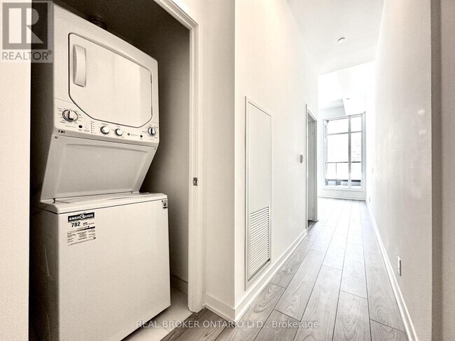 Building Photo - 285 Dufferin St