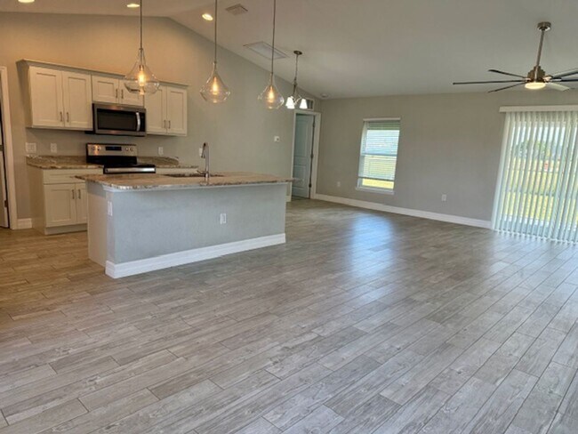 Building Photo - LIKE BRAND NEW 3 Bed, 2 Bath Home with 2-C...
