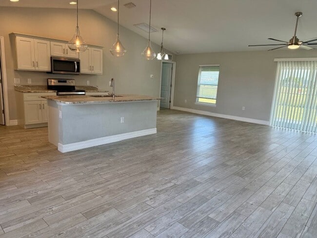 Foto del edificio - LIKE BRAND NEW 3 Bed, 2 Bath Home with 2-C...
