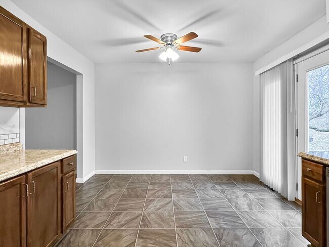 Building Photo - 1300 Golfview Dr