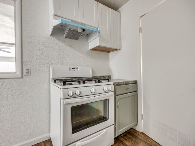 Building Photo - Updated home in Heart of OKC + 4 bedrooms