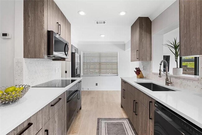 Building Photo - 530 SW 11th Ave