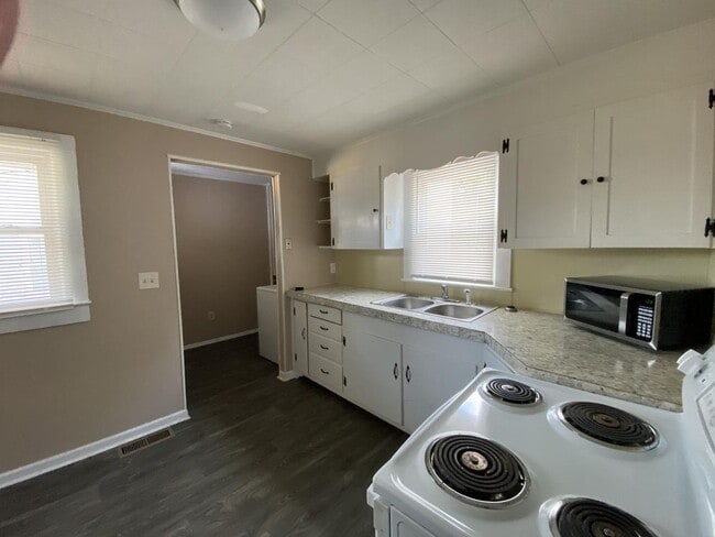 Building Photo - Cute two bedroom house in quiet neighborhood