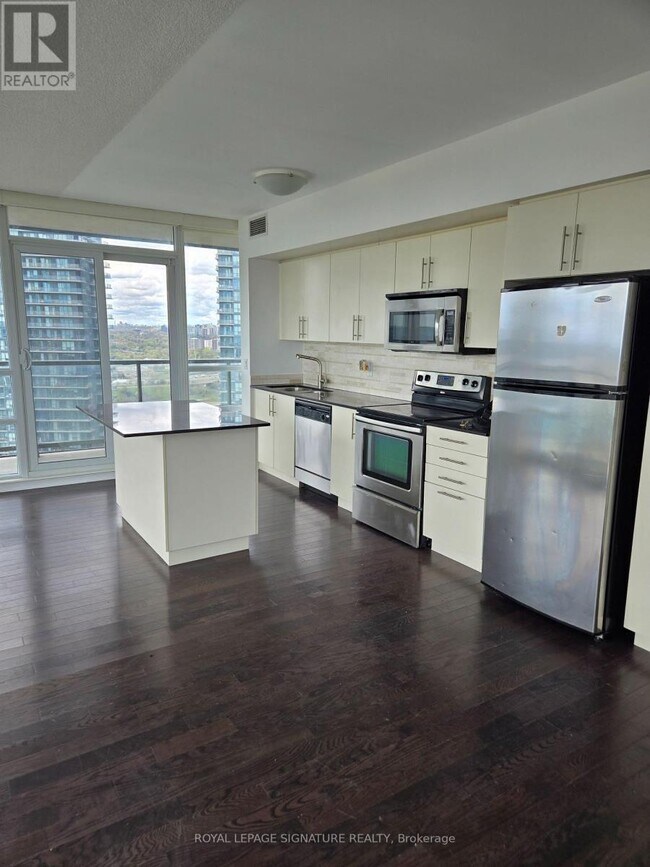 Photo du bâtiment - 2240 Lake Shore Blvd W