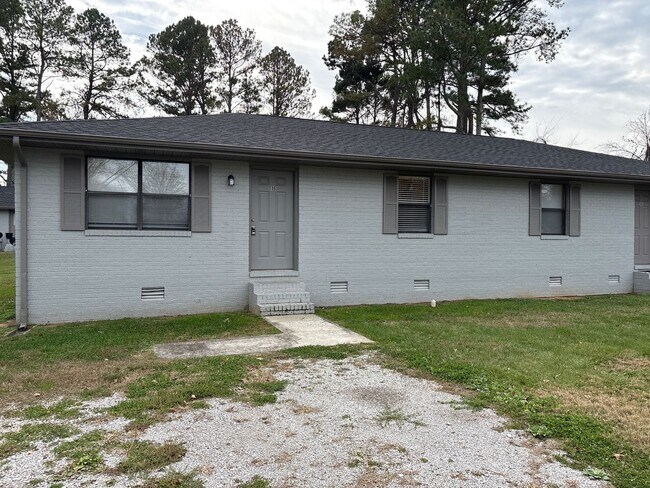 Foto del edificio - Freshly Renovated Duplex in Manchester!