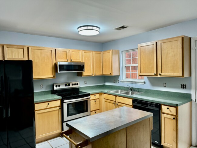 Foto del edificio - 3185 Mapleleaf Dr