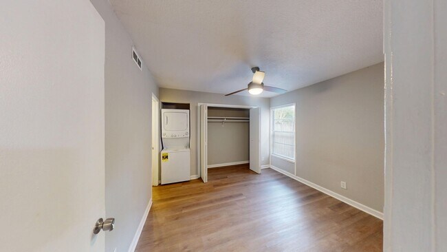 Building Photo - Spacious 1Bedroom/ 1Bathroom in Riverside – Washer/Dryer & Water INCLUDED!  ** First Floor **