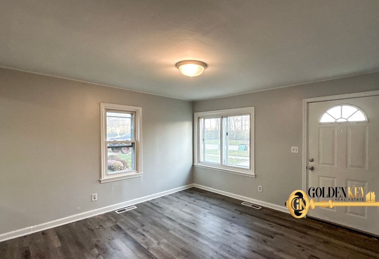 Primary Photo - Large 2 Bed 1 Bath Single Family Home in T...