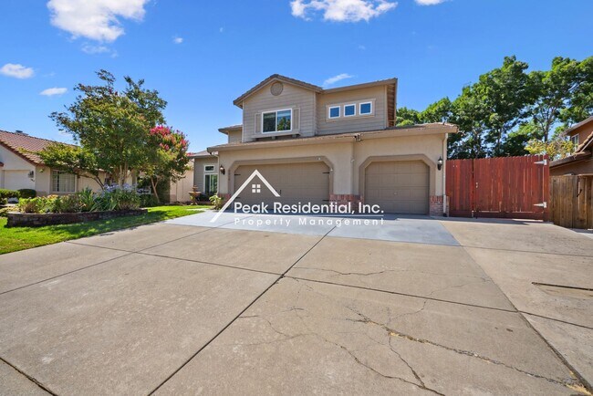 Foto del edificio - Spacious 4bd/3ba Roseville Home With Pool!