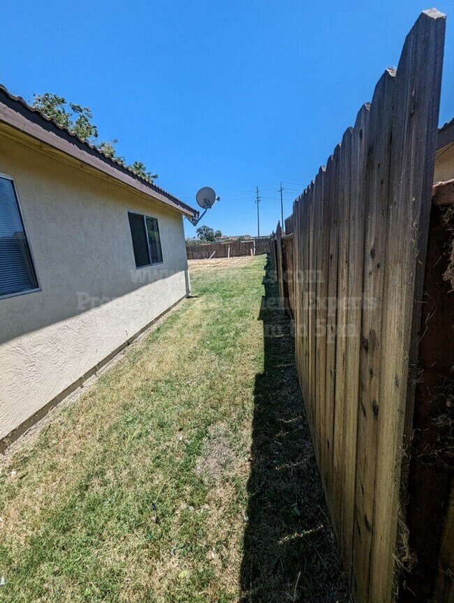 Foto del edificio - 8824 Fox Creek Dr