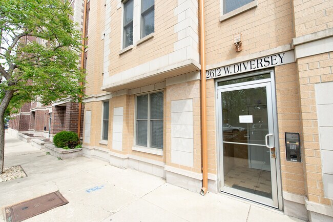 Foto del edificio - 2612 W Diversey Ave