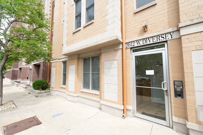 Building Photo - 2612 W Diversey Ave