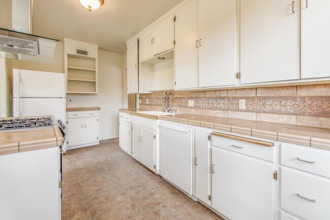 Building Photo - 1112 Escalona Dr
