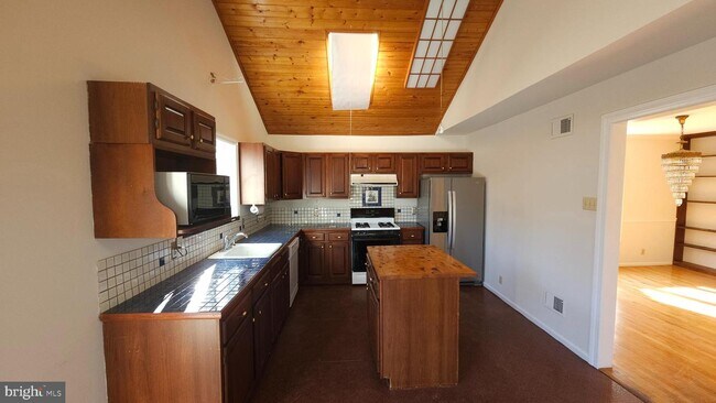 Building Photo - 487 Wigard Ave