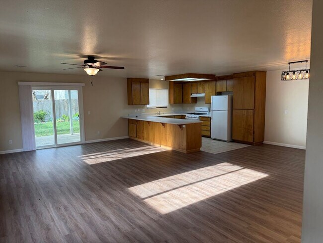 Foto del edificio - Huge Three Bedroom Townhouse with Garage and Backyard!