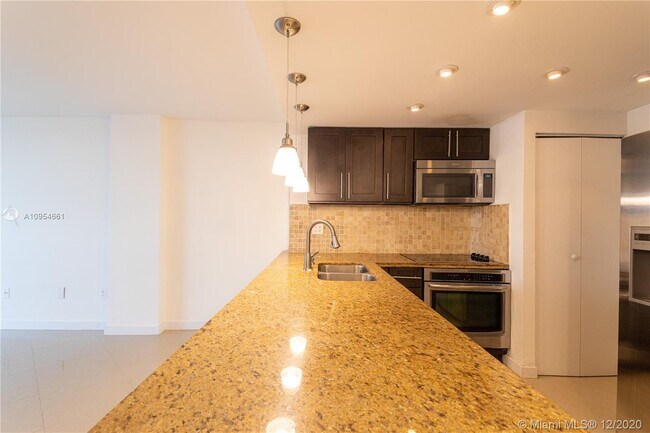 Foto del edificio - 600 NE 36th St
