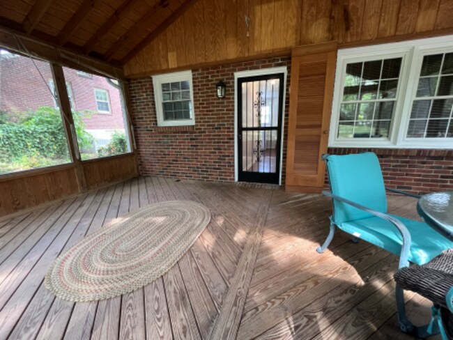 Building Photo - 821 Neartop Dr