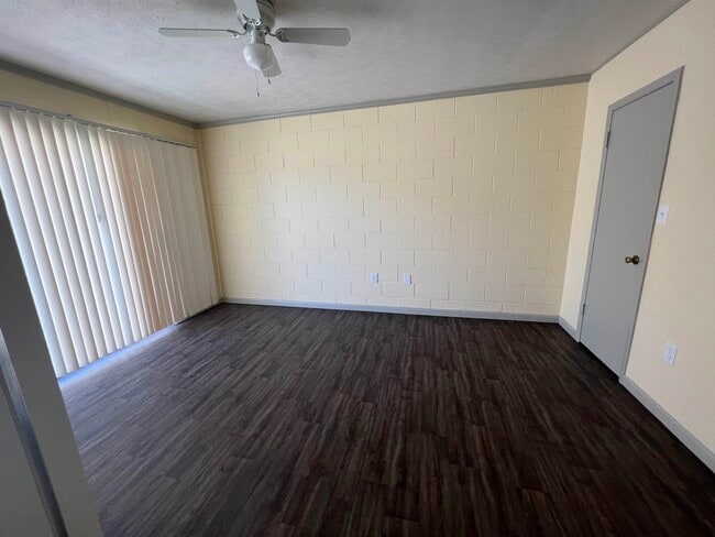 Building Photo - 2241 W Pensacola St