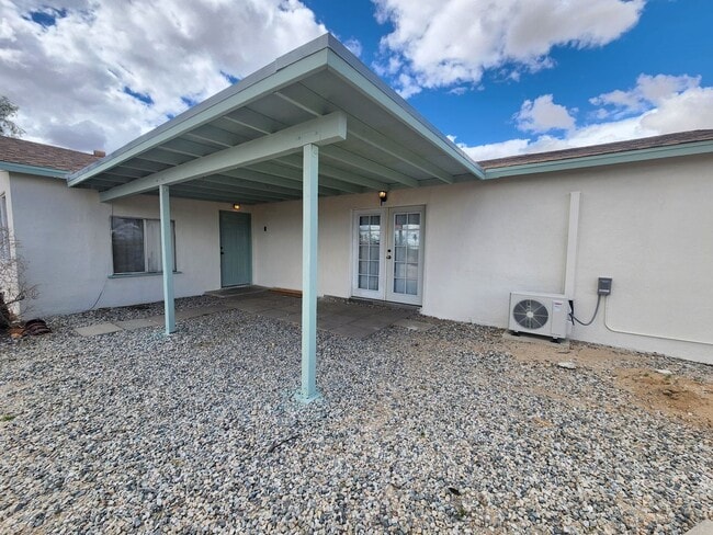Building Photo - 5762 Howard Way