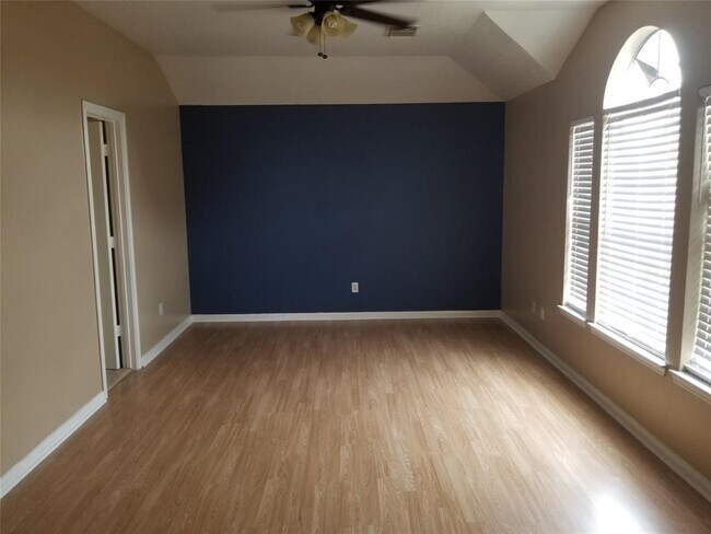 Building Photo - 5118 Littleneviss Dr