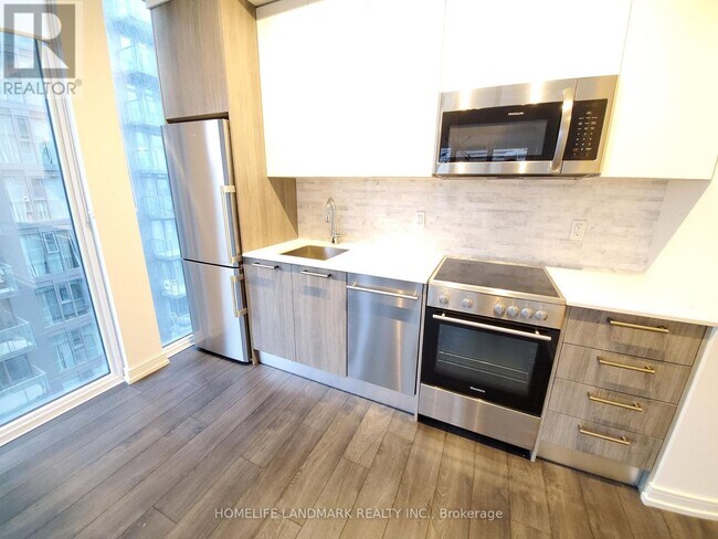 Building Photo - 28 Wellesley St E