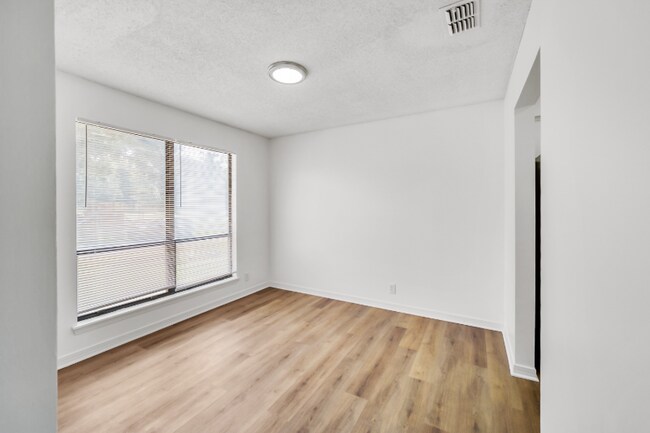 Foto del edificio - 1304 Magnolia Cir E