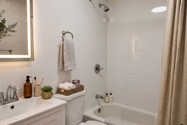 Building Photo - 13930 Laurelton Pky