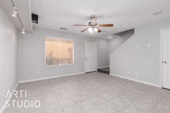 Building Photo - 3-bedroom 2.5-bathrooms with 1 car garage