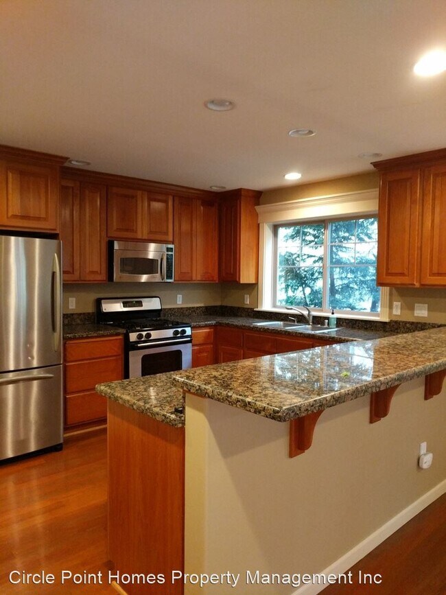 Building Photo - 3 br, 3.5 bath House - 512B 11th Ave E