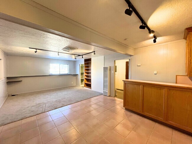 Building Photo - Spacious 3 Bedroom 2 Bathroom Home In The NE!