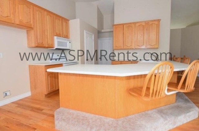 Building Photo - 5 bed, 3 bath, mother-n-law apt.
