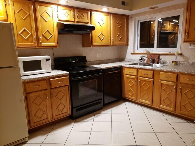 Building Photo - 9355 Bay Colony Dr