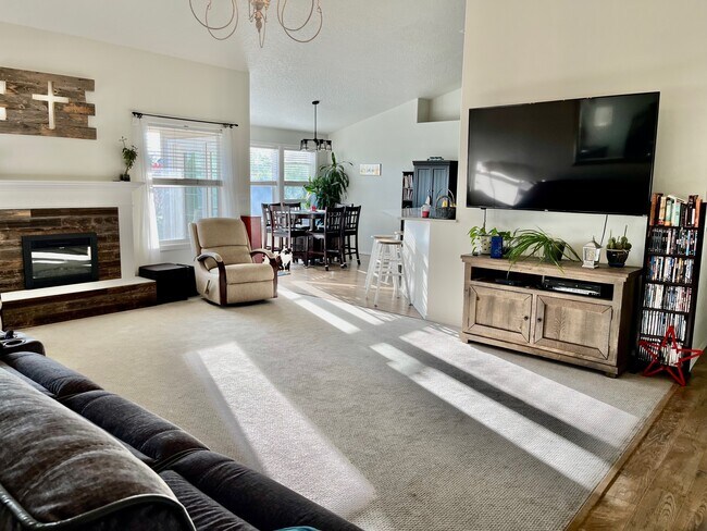 Living Room - 4118 E Chesapeake Dr