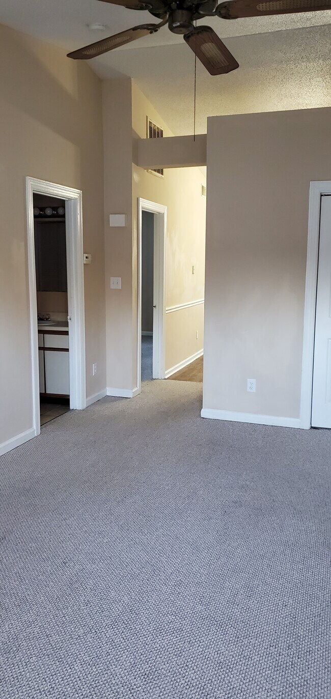 Foto del edificio - 8131 Farmlea Cir