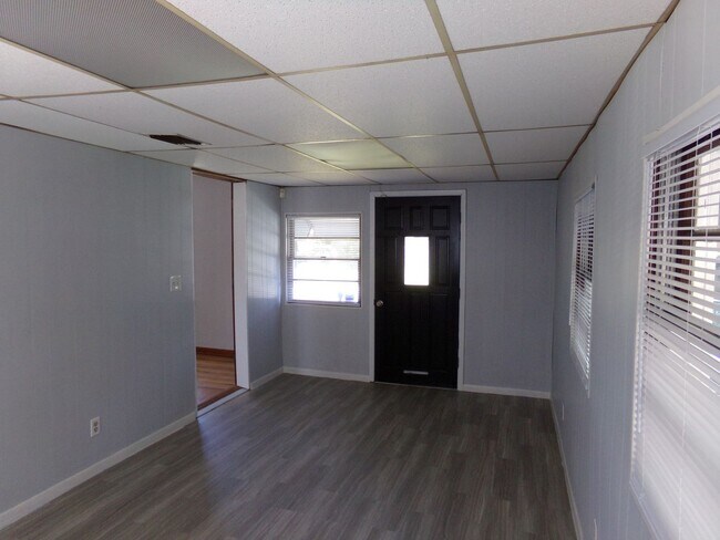 Foto del edificio - Charming Three Bedroom Home- Newly remodle...