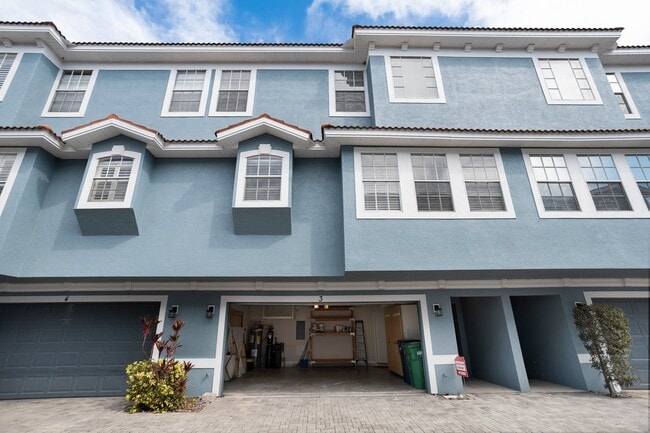 Building Photo - 3111 W De Leon St