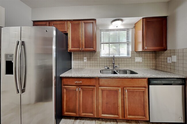 Building Photo - 14922 Spring Lake Dr