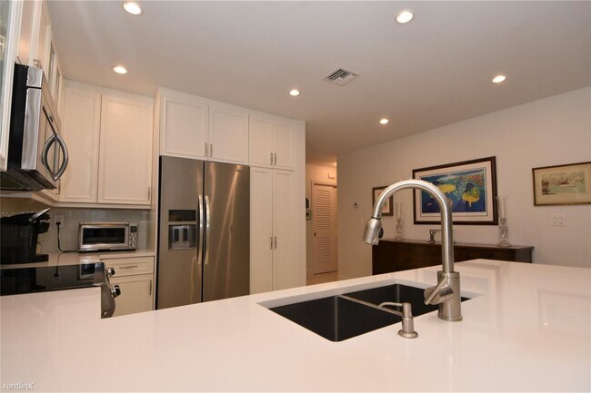 Building Photo - 2 br, 2 bath Townhome - 1426 NE 56th Ct