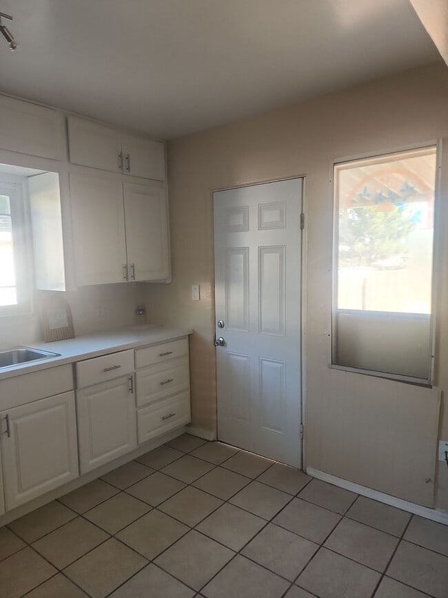 Building Photo - Lovely property in Bakersfield – 10 Minute...