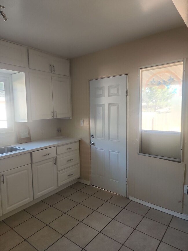 Foto del edificio - Lovely property in Bakersfield – 10 Minute...