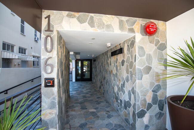 Entrada - Rimini by Wiseman