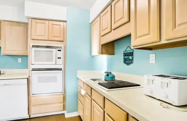 Kitchen dishwasher, microwave, oven, stovetop, toaster, more - 930 Gulf Shore Dr