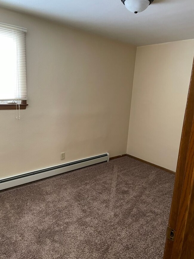 Building Photo - Forestview 2 Bedroom Lower Unit