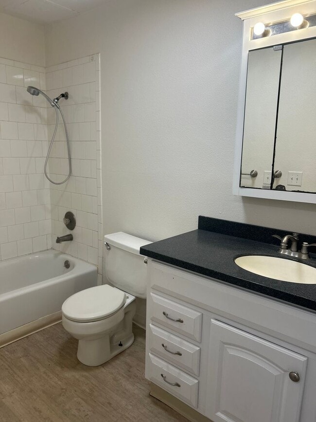 Building Photo - Woodridge 228 Unit 5