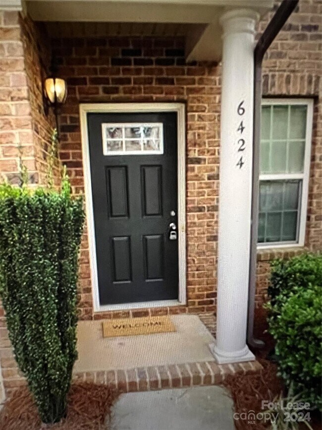 Foto del edificio - 6424 Silver Star Ln