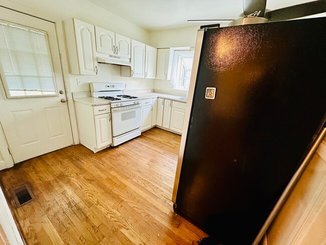 Kitchen - 318 W Glenwood Dr